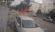 Antalya'da motosiklet kazası : Bebek arabalı yaya kazayı saniyelerle atlattı