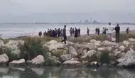 Mersin’de denize giren gençlerden biri boğuldu