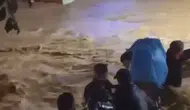 İstanbul'da Şiddetli Sağanak Hayatı Felç Etti: Sarıyer'de Sokaklar Göle Döndü