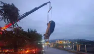 Çorum Osmancık'ta Seyir Halindeki Otomobil Yol Çökmesi Sonucu Çukura Saplandı