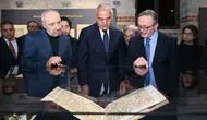 Ünlü Hattat Mehmet Özçay, Mushaf-ı Şerifini Devletine Bağışladı