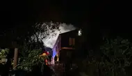 Düzce'de 2 katlı ahşap evde çıkan yangın itfaiye ekiplerince söndürüldü