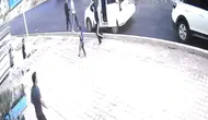 Mardin'de otomobil park halindeki araca ve çocuğa çarptı: Kaza kamerada