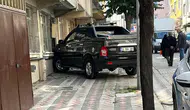 Sultangazi'de Feci Kaza: Aracını Park Ederken Eşini Ezdi