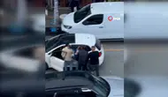 Dövüş antrenörü olduğunu söyleyen kadının yumruklu saldırısı kamerada