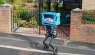 İngiltere'de İki Ayaklı Paket Teslimat Robotu Dönemi Başlıyor