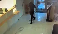Bankanın Camını Kaldırım Taşıyla Kırdı Ama Eli Boş Döndü