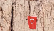 Hakkari'de 2 Bin 388 Metrede Ay-Yıldızlı Gurur