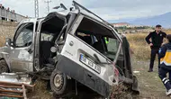 Sivas'ta bariyerleri aşan araç şarampole uçtu: 3'ü ağır 5 yaralı