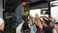 Pazarcı sezonun son ürünlerini hayrına dağıttı: 10 ton karpuz 5 dakikada tükendi