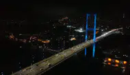 İstanbul Boğazı’ndaki köprüler Türk Dünyası Günü’ne özel turkuaz renge büründü