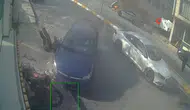 Esenyurt'ta Kuyumcuya Çarpan Otomobilin Kaza Anı Kamerada