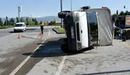 Erzurum’da yola dökülen mandalinaları vatandaşlar topladı
