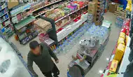 Aksaray'da markette ilginç hırsızlık : Uyuyan marketçinin önünden ürünleri taşıdı !