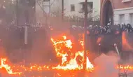 Fransa'da Öfkeli Göstericiler Polise Molotofkokteyliyle Saldırdı