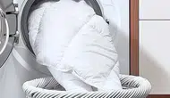 Çamaşır makinesine sığmayan yorganları yıkamanın en pratik yolu