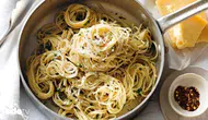 Makarnayı süzmeyi bırakın: Profesyonel şeflerin kullandığı bu teknikle sos daha iyi tutuyor