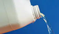 Sakın çamaşır suyu dökmeyin! Meğer klozet lekelerini çıkarmanın yolu çok başkaymış