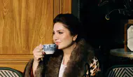 Sibel Can Cannes pozlarıyla sosyal medyayı salladı!