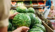 Tezgahın en güzel karpuzunu ayırt etmek bu kadar kolay : Sadece orasına bakın