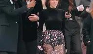 Hande Erçel Paris'te Carla Bruni ve Catherine Deneuve ile aynı davette