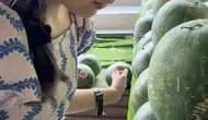 Müzik kulağıyla karpuz seçen kız çocuğu viral oldu