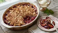 Kıtır hamuru ve yumuşacık eriğiyle erikli crumble nasıl yapılır?