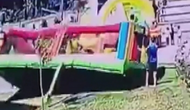 Rüzgarın etkisiyle ters dönen oyun parkında çocuklar yaralandı