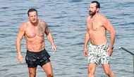 Ünlü oyuncular Bodrum'da görüntülendi! Burç Kümbetlioğlu ve Nihat Altınkaya denizin keyfini çıkardı
