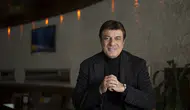 Coşkun Sabah yeni imajıyla dikkat çekti!