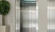 Asansör neden yukarı çıkarken yavaş, aşağı inerken daha hızlıdır?