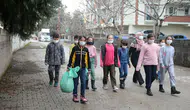 Adana'da öğrenciler sokaklarda çöp topladılar