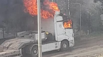 Adıyaman'da park halindeki tır alevlere teslim oldu!