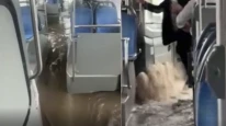 Diyarbakır'ı sel vurdu: Su birikintisi halk otobüsüne doldu