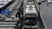 Bahçelievler'de metrobüs yangını!