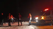 Ağrı'da kar ve tipi etkisi : Araç şarampole kaydı