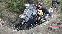 Bilecik'te cip kanala devrildi : 2 kişi yaralı kurtarıldı