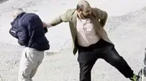 Kahramanmaraş'ta yaşlı babasına kötü davranan şahıs mahalledeki gençler tarafından dövüldü