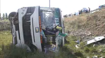 Minibüs dere yatağına uçtu , 16 kişi yaralandı
