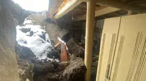 Ardahan'da yağış nedeniyle toprak damlı evin çatısı çöktü