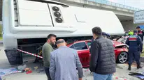Halk otobüsü otomobilin üzerine devrildi: 46 yaralı
