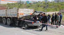 Kayseri kamyonun altına giren otomobilde anne öldü , oğlu yaralandı