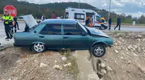 Kütahya Emet'te kavşakta iki otomobil çarpıştı : 3 kişi yaralandı