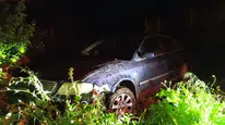 Bursa'da otomobil tarlaya uçtu : Sürücü, aracı bırakıp kaçtı