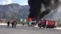 Park halindeki yolcu otobüsü alev alev yandı