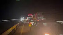Erzincan'da tır devrildi : Yol 3 saat ulaşıma kapandı