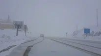 Bayburt-Erzurum kara yolunda mayıs ayında kar yağışı etkili oldu