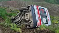 Siirt’te ambulans şarampole devrildi : 3 sağlık personeli yaralandı