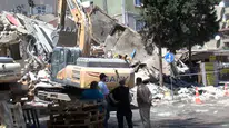 Küçükçekmece'de yıkımı yapılan bina çöktü : Yanındaki apartman tahliye edildi