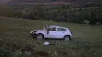 Sivas'ta şarampole devrilen otomobildeki 2 kişi yaralandı